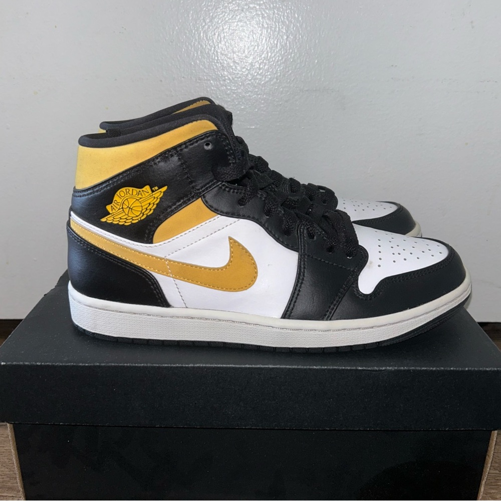 AIR JORDAN 1 MID BLACK UNIVERSITY GOLD - SIZE 8 MEN